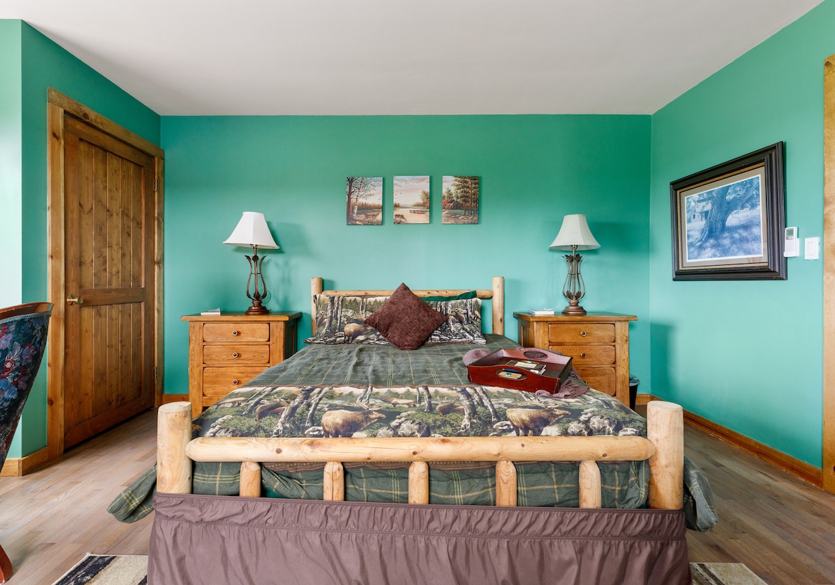 ديكور المقصورة مكتمل بسرير خشبي بحجم كوين!