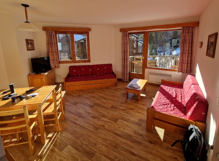 صالة مفتوحة تؤدي إلى منطقة الشرفة المطلة على الغابة