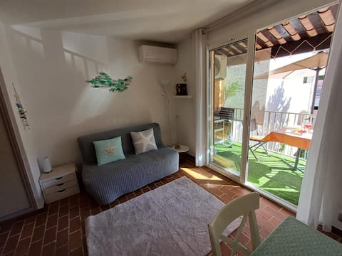 Top Airbnb: Seaside studio 5 min from the beach in St Cyr à Saint Cyr Sur Mer