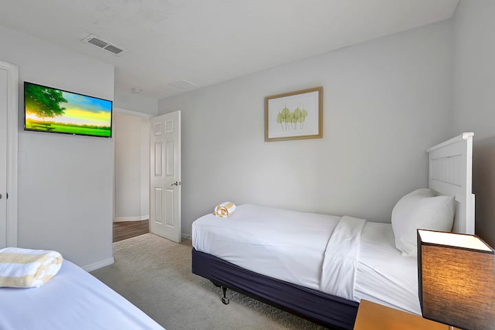 Kjo dhomë e rehatshme me dy krevate dopio është ideale për një gjumë të mirë pas një dite aventurash. Ashtu si çdo histori pushimesh është e ndryshme, do të gjesh pak stil unik në secilën nga njësitë tona me ngjyra të ndryshme muri dhe headboards.
