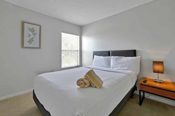 Pas një dite aventurash, çlodhu në rehatinë e një krevati dopio "queen". Ashtu si çdo kujtesë pushimesh është unike, ngjyrat e murit dhe dërrasat e kokës mund të ndryshojnë, duke i shtuar një prekje personale qëndrimit tënd.

