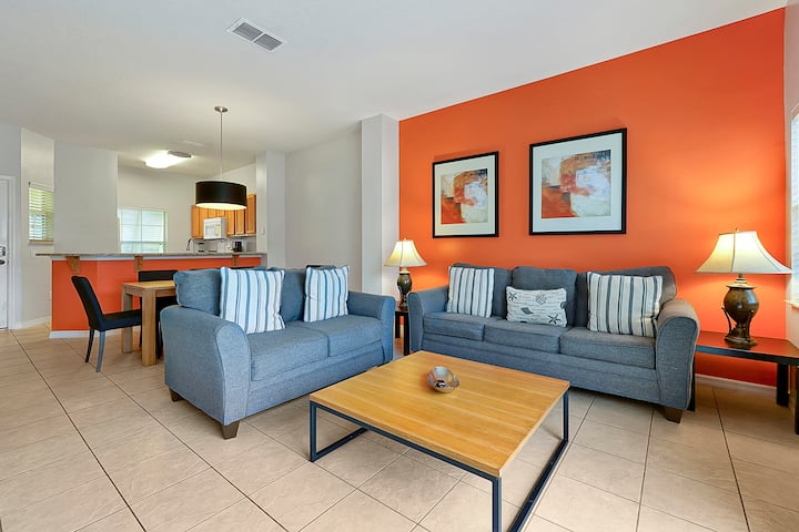 Zbulo rehatinë dhe stilin në ambientin tënd të bollshëm të pushimeve me qira. Çdo njësi është një strehë unike, me stilin e vet të dekorit, një plan të hapur dyshemeje dhe një televizor inteligjent për argëtimin tënd.

