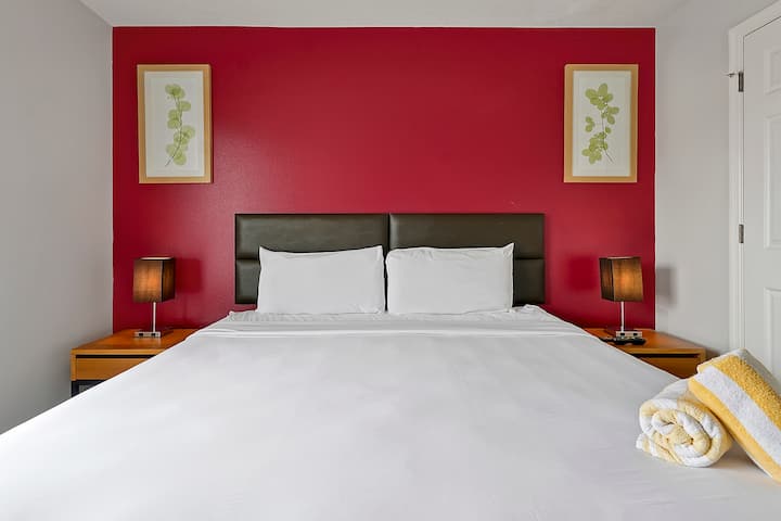 Pas një dite aventurash, zhytu në rehatinë e krevatit dopio "king" në suitën kryesore. Ashtu si çdo kujtesë pushimesh është unike, ngjyrat e murit dhe dërrasat e kokës në njësitë tona mund të ndryshojnë, duke i shtuar një bukuri individuale qëndrimit tënd.

