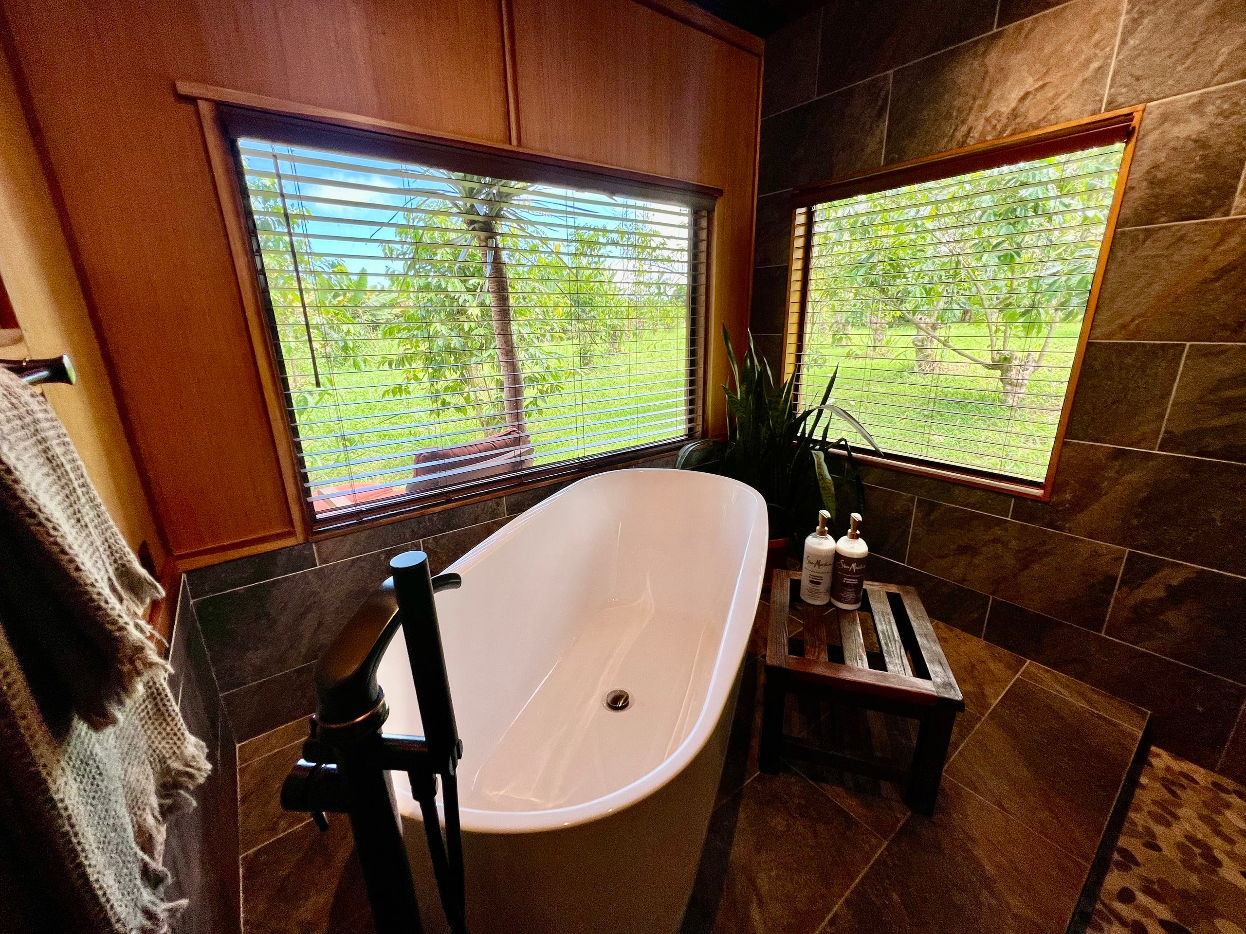 Magical farm retreat, stunning yurt & spa bathroom - Photo 23