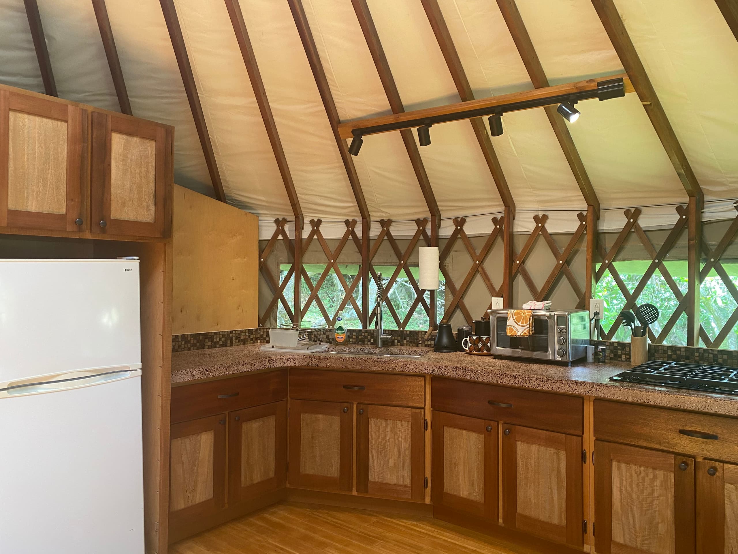 Magical farm retreat, stunning yurt & spa bathroom - Photo 11