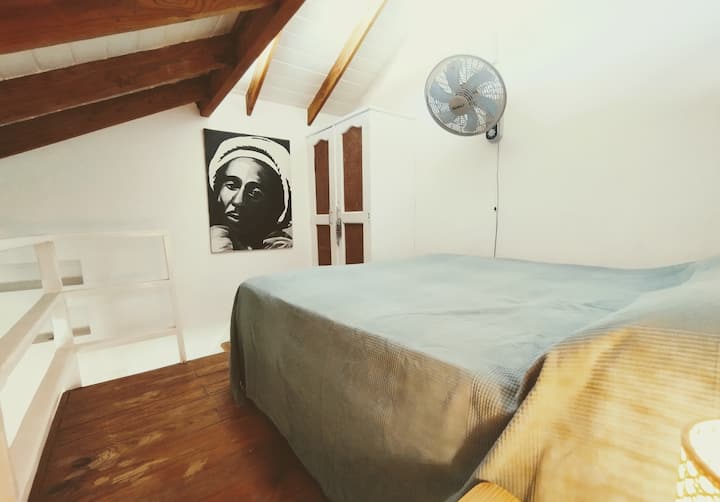 חדר שינה מס '2 בקומת הביניים. מאוורר ואחסון.