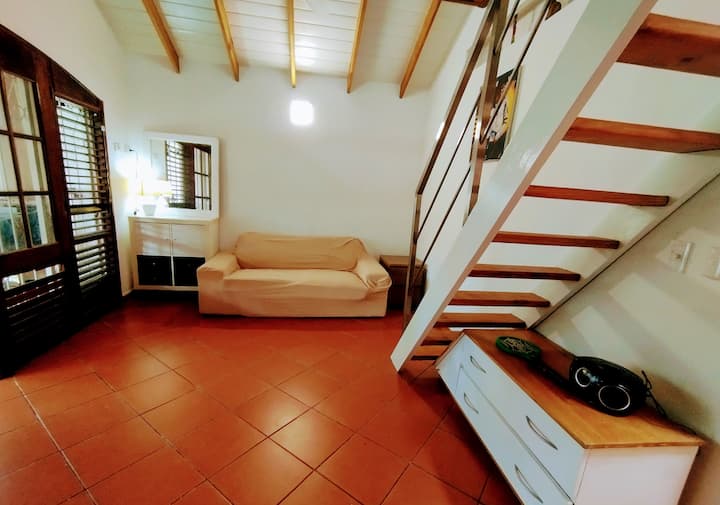 הסלון מצויד בספה נוחה מאוד ושפע של מקום אחסון.