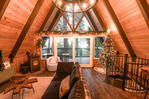 Nostalgic A-Frame - Family Friendly w/Lake View