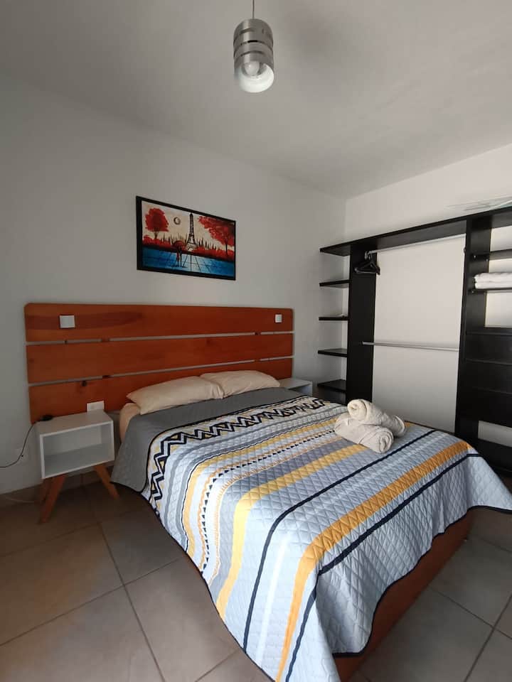 Glavna Recamara s ormarom i klima-uređajem