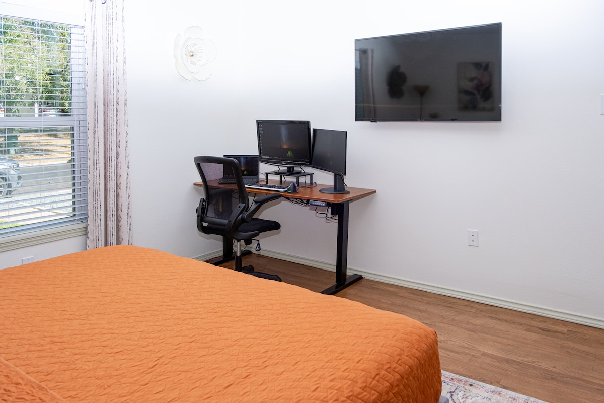 Stylish East Austin Home • King Suite • Near UT