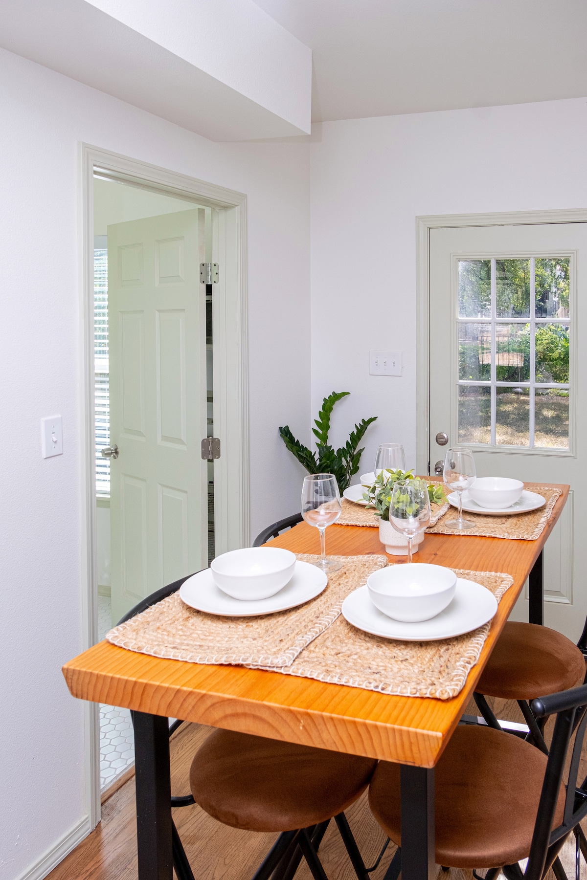 Stylish East Austin Home • King Suite • Near UT