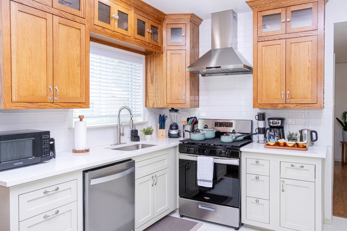 Stylish East Austin Home • King Suite • Near UT