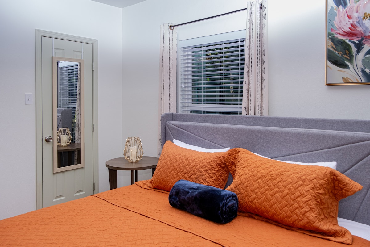 Stylish East Austin Home • King Suite • Near UT
