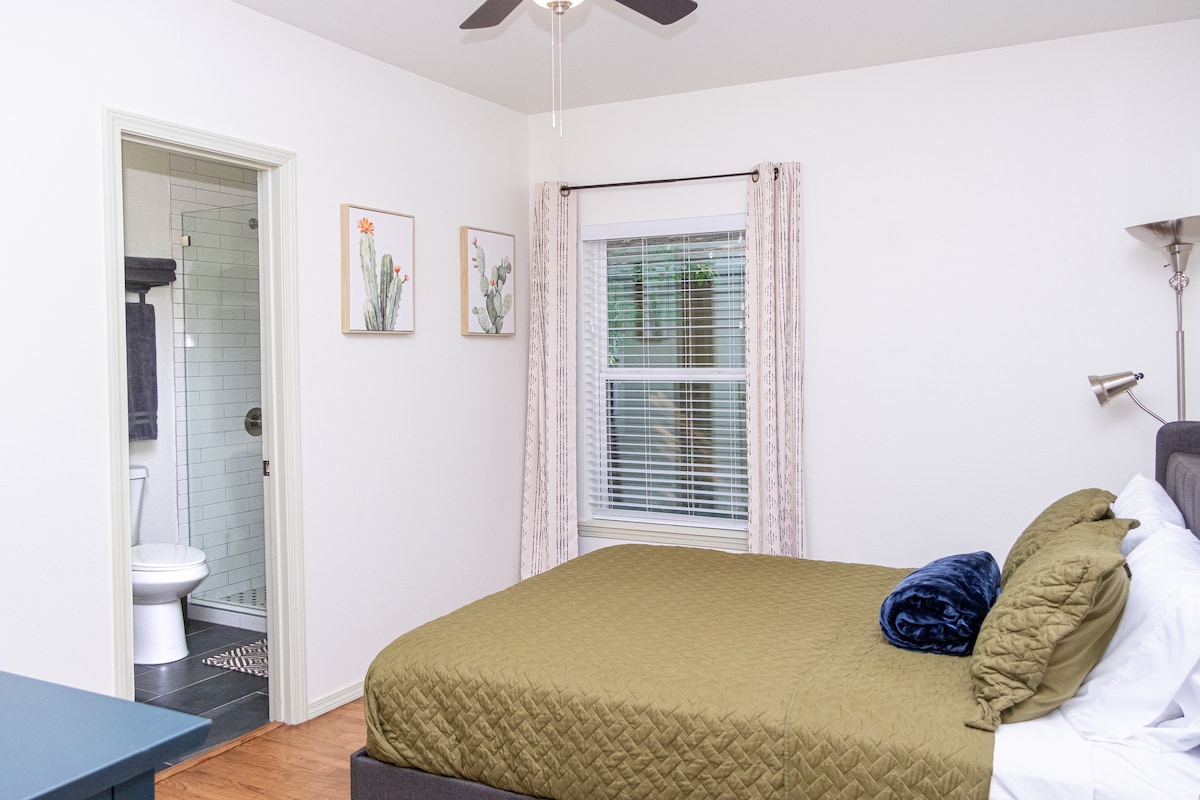 Stylish East Austin Home • King Suite • Near UT