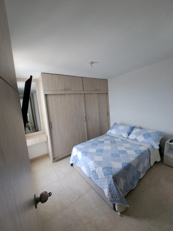 Vlastná kúpeľňa, šatník, inteligentná TV, komoda, barový ventilátor.