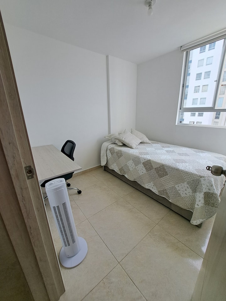 Prístelka, písací stôl a kancelárska stolička, barový ventilátor.