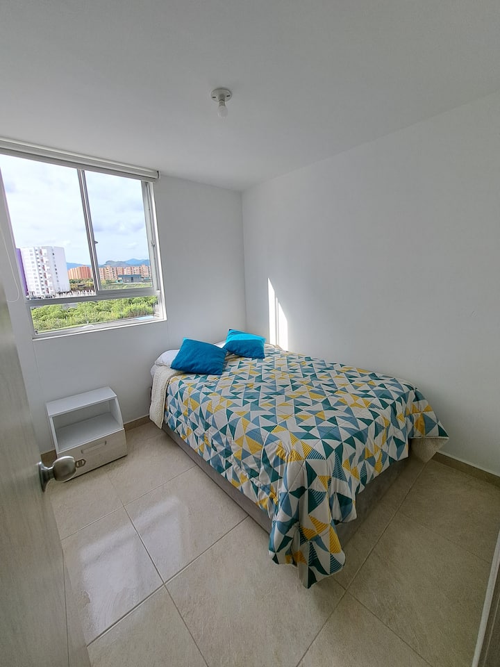 Prístelka, nočný stolík, barový ventilátor.