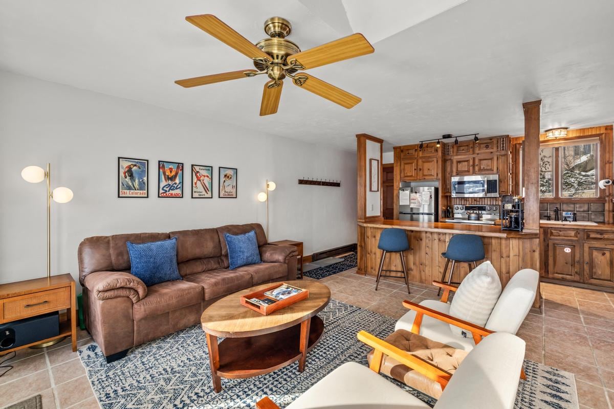 Pranë raftit të palltos ndodhet dera e hyrjes në kuzhinë/dhomën e ndenjjes. 