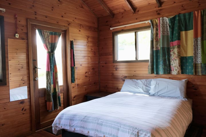 Cabane 2, entrée principale, chambre avec lit double