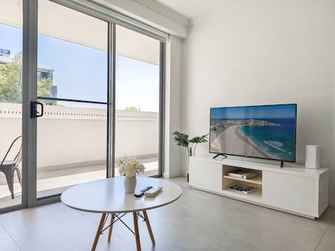Relax at our lovely home close to USYD & RPA