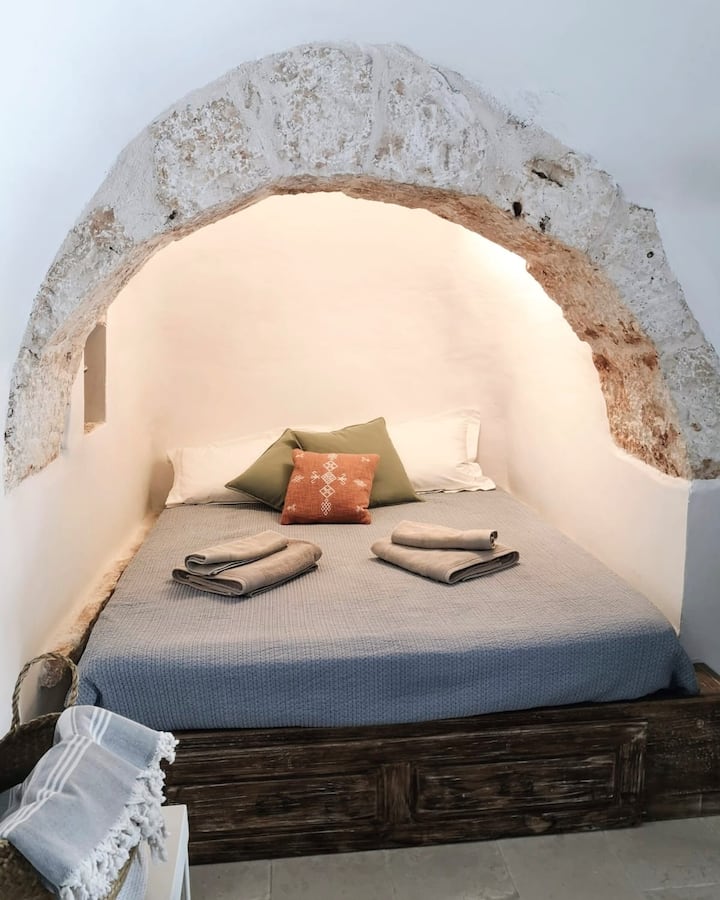 Dvojposteľ v jedálenskom/obývacom priestore Trullo