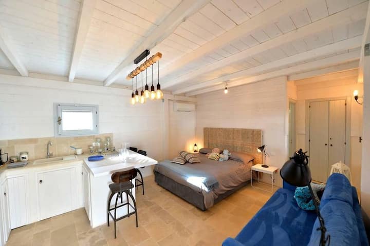 Manželská posteľ a rozkladacia pohovka vnútri dvora