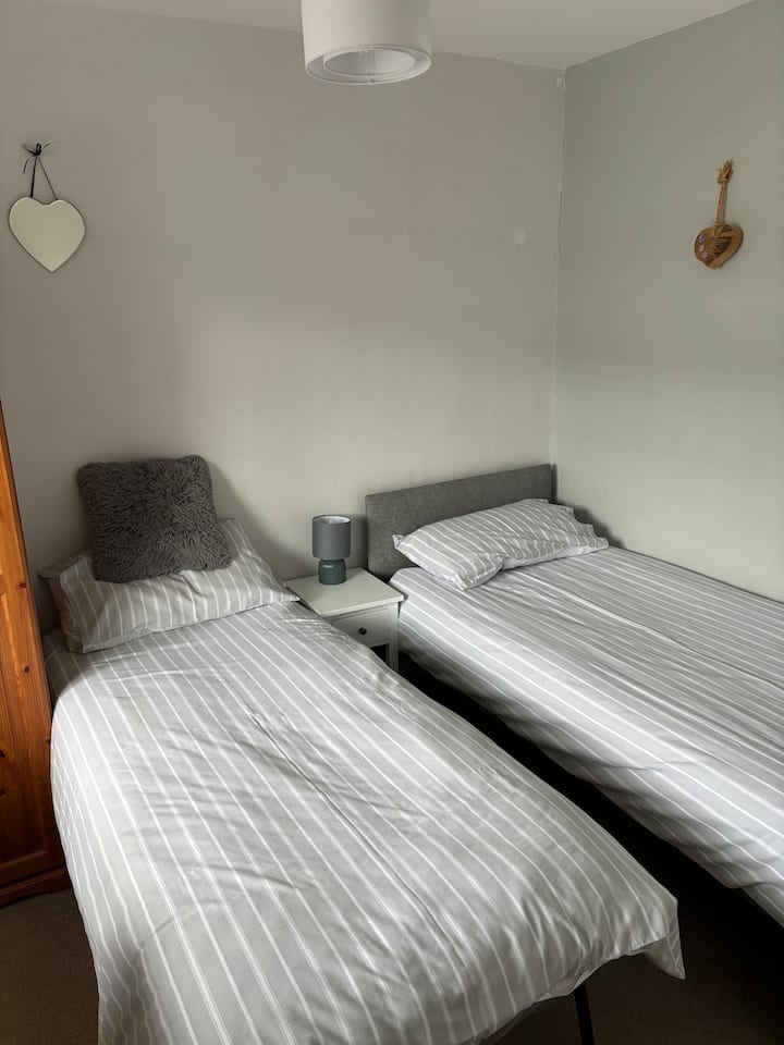 เตียงเดี่ยวพร้อมเตียงนอนเล่น 