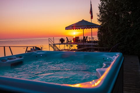Beach House Hideaway by Post Office Motel *HOT TUB