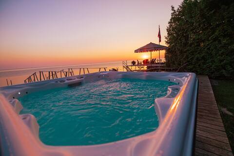 Waterfront* Hot Tub* - Beachhouse Hideaway *Unique