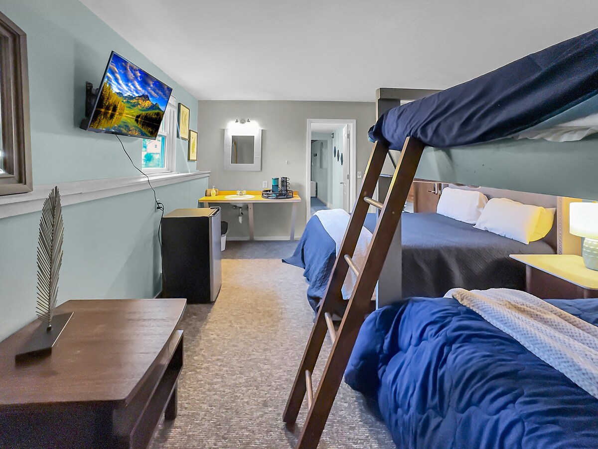 • เดินไปร้านค้า ร้านอาหาร และบาร์
 • ขับรถ 5 นาทีถึงสกีฮอลิเดย์วัลเล่ย์
 • ห้องพักและห้องสวีทสไตล์ลอดจ์ที่สะดวกสบาย
 • เหมาะสำหรับครอบครัวและกลุ่ม
 • เช็กอินด้วยตนเองได้ง่ายและที่จอดรถฟรี
