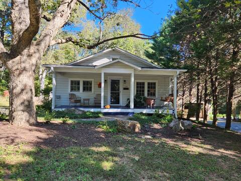 Charming Downtown Hillsborough Cottage