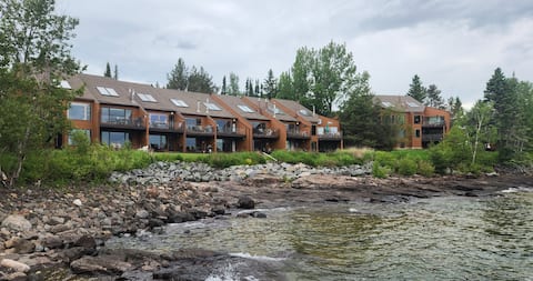 Lakeside Condo - Sleeps 8