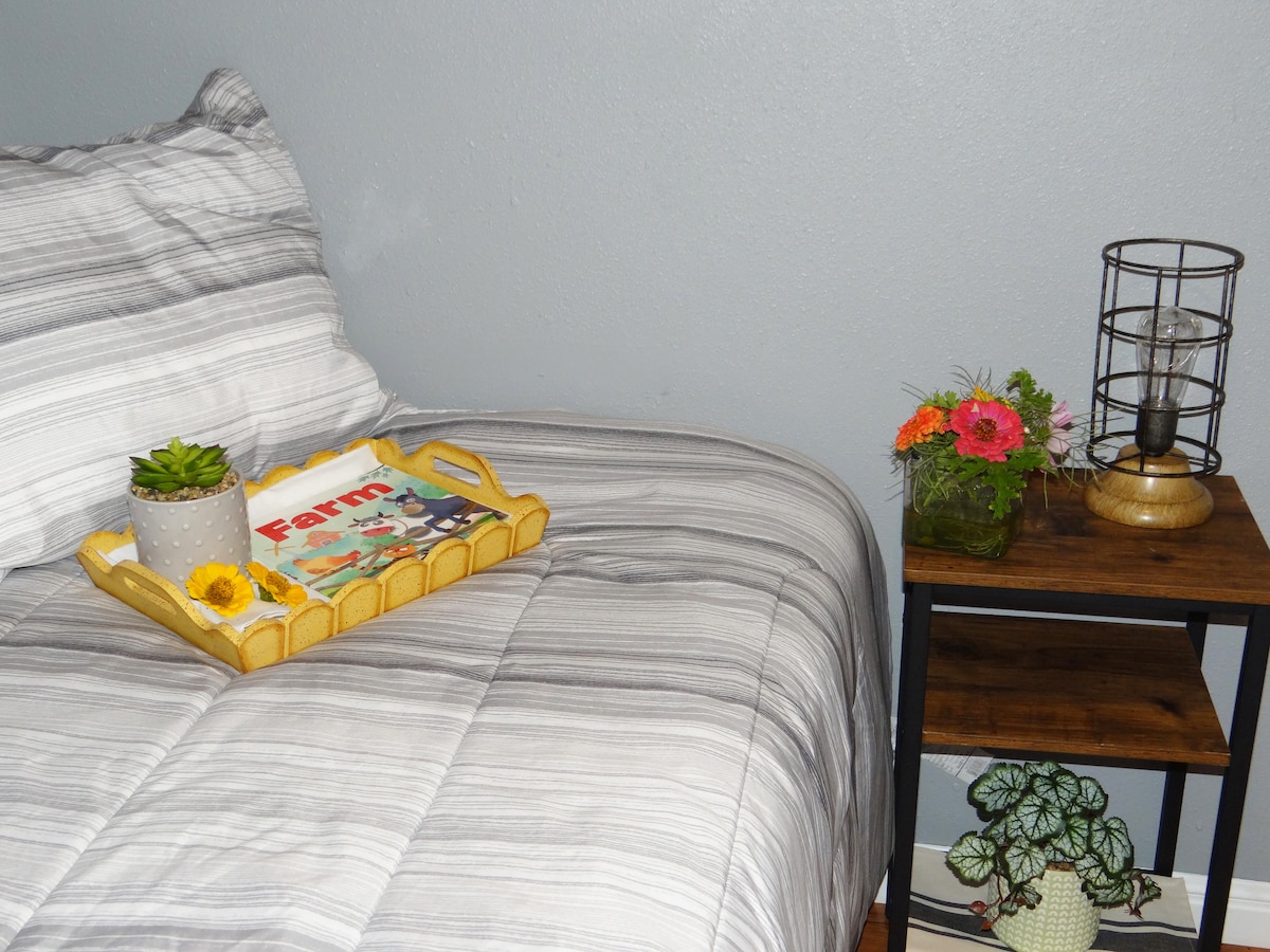 החדר הקטן הזה הוא מחוץ לחצי האמבטיה. יש בה מיטה זוגית קטנה ונעימה שמתאימה לילדים.