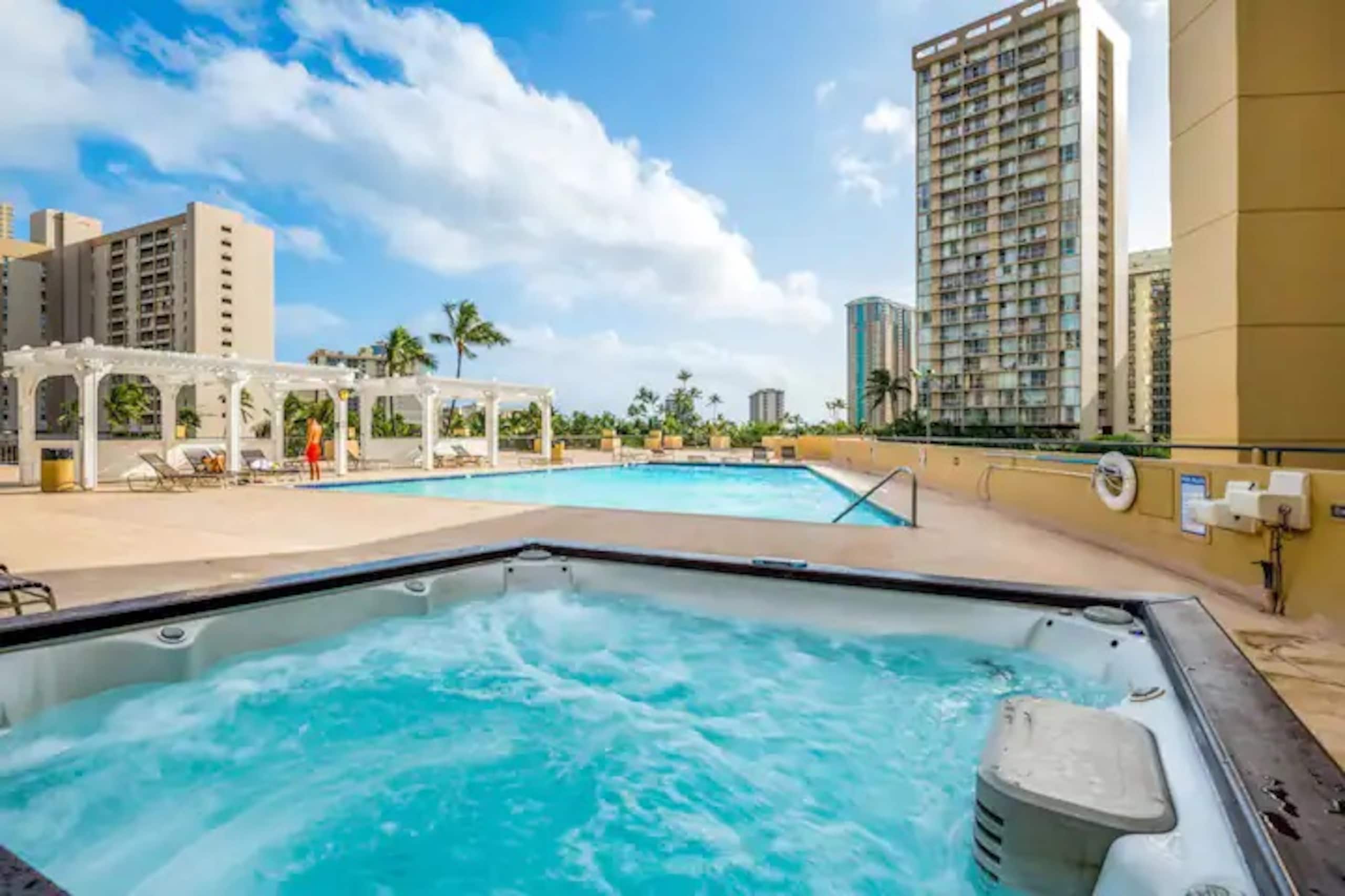 Condo in Honolulu · ★4.44 · Studio · 1 bed · 1 private bath - Image 11