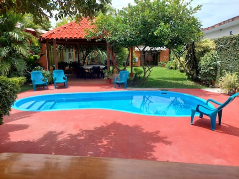 Pacific Coast House. 15 people. Facing the sea!