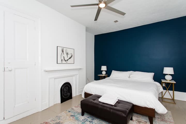 ห้องนอนหลักพร้อมเตียงคิงไซส์