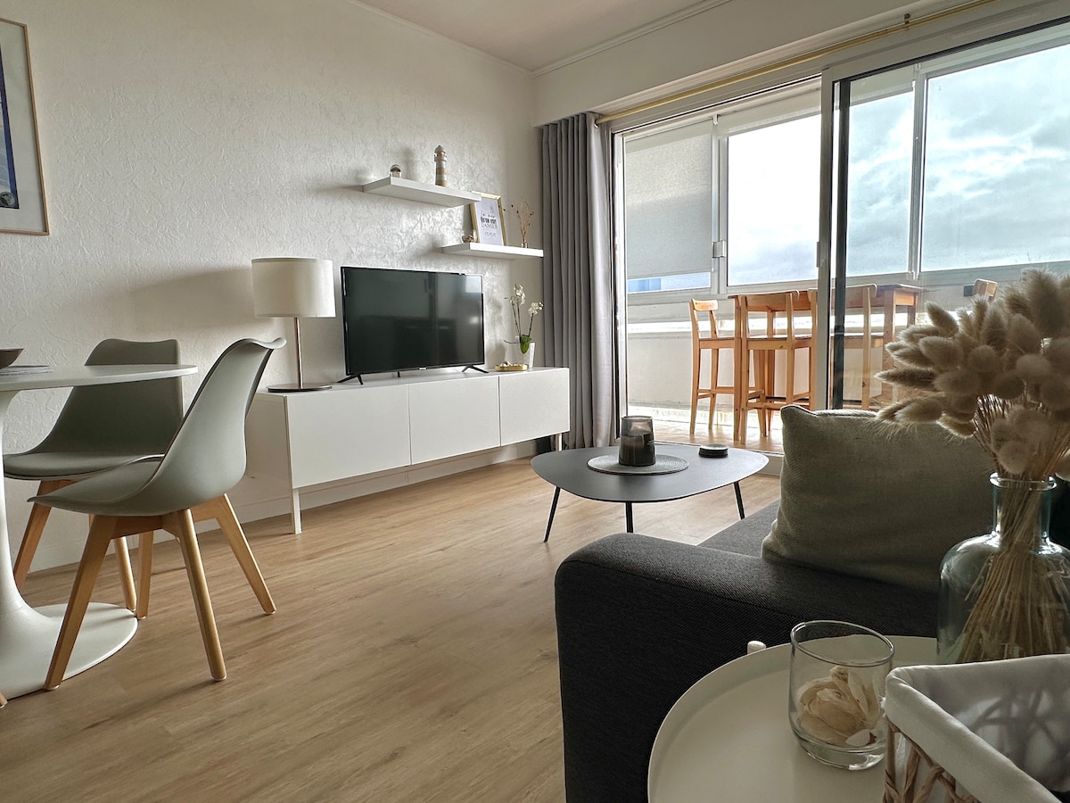 Popular Airbnb listing: Beautiful 2-room apartment with dune and sea views in Saint Hilaire De Riez