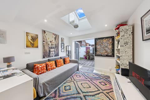 Popular Airbnb listing: Town centre 2 bed apartment with parking & garden in Christchurch