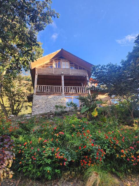 El Refugio de Los Monge  
sixteen guests.