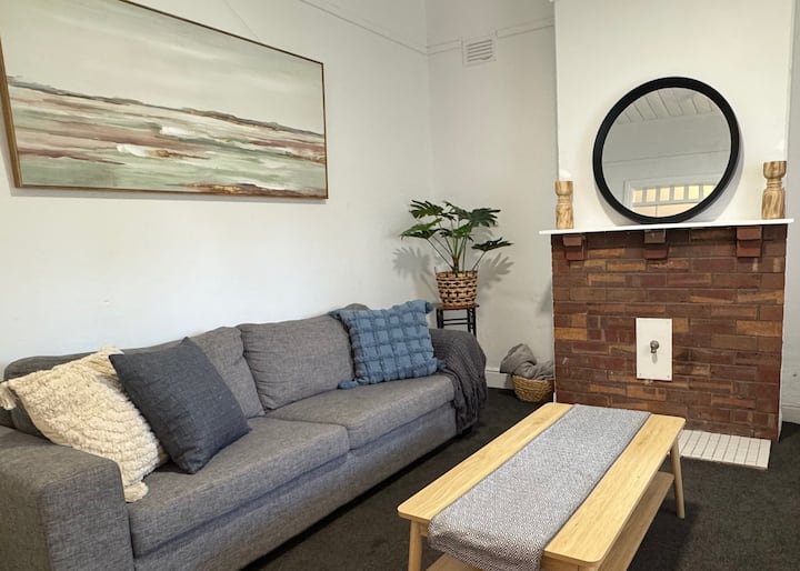 Spacious & Private 1br Cottage - Wagga Wagga