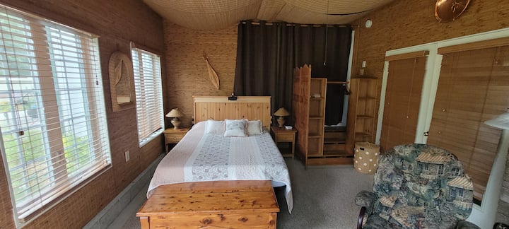 Cama tamaño queen con una sección reclinable para tu comodidad.