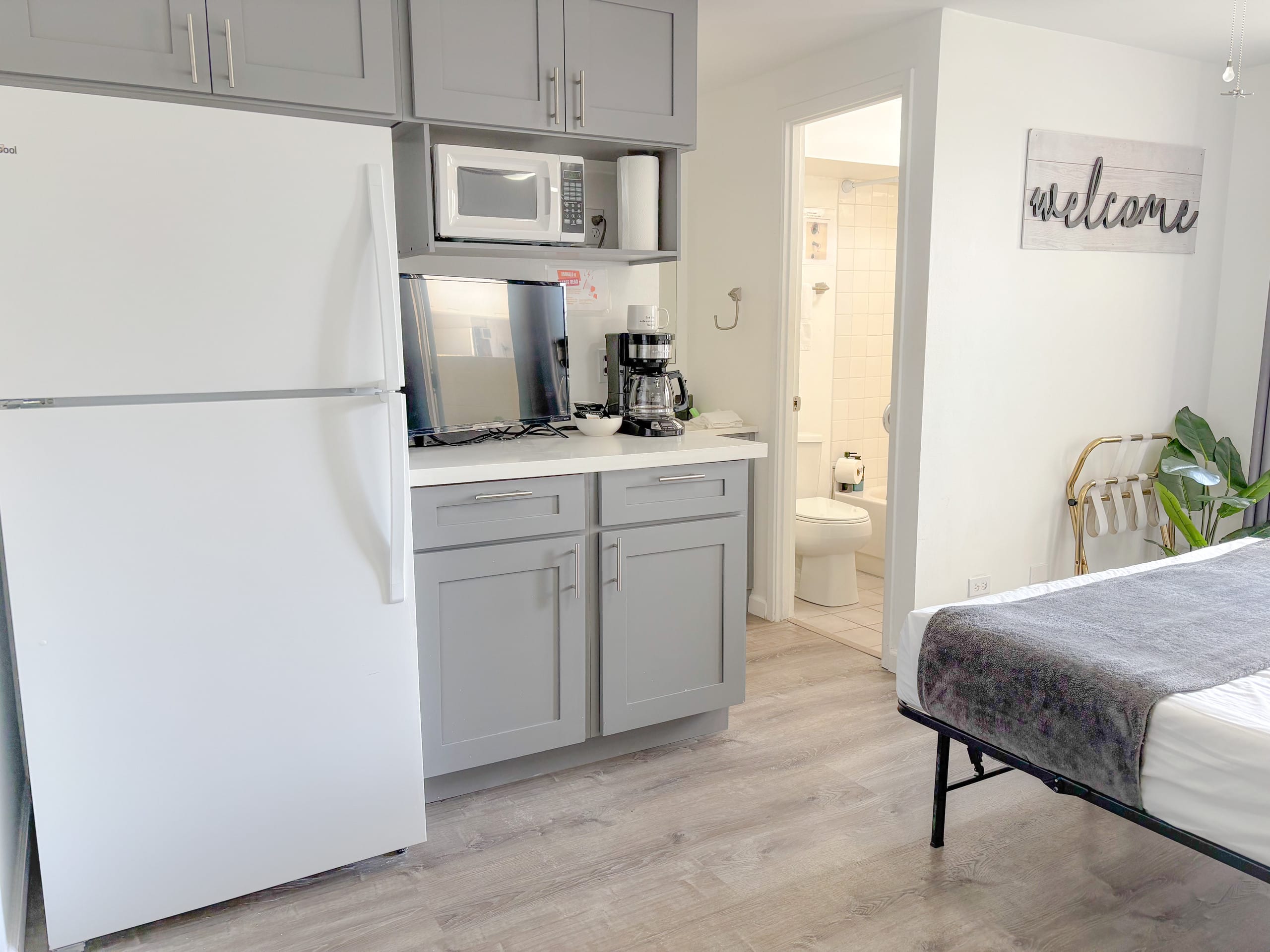 Condo in Honolulu · ★4.62 · Studio · 1 bed · 1 private bath - Image 5