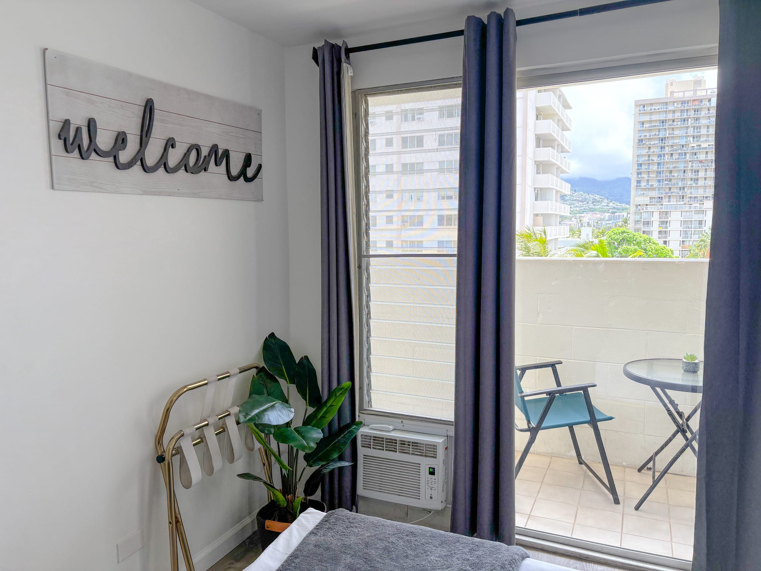 Condo in Honolulu · ★4.62 · Studio · 1 bed · 1 private bath - Image 4