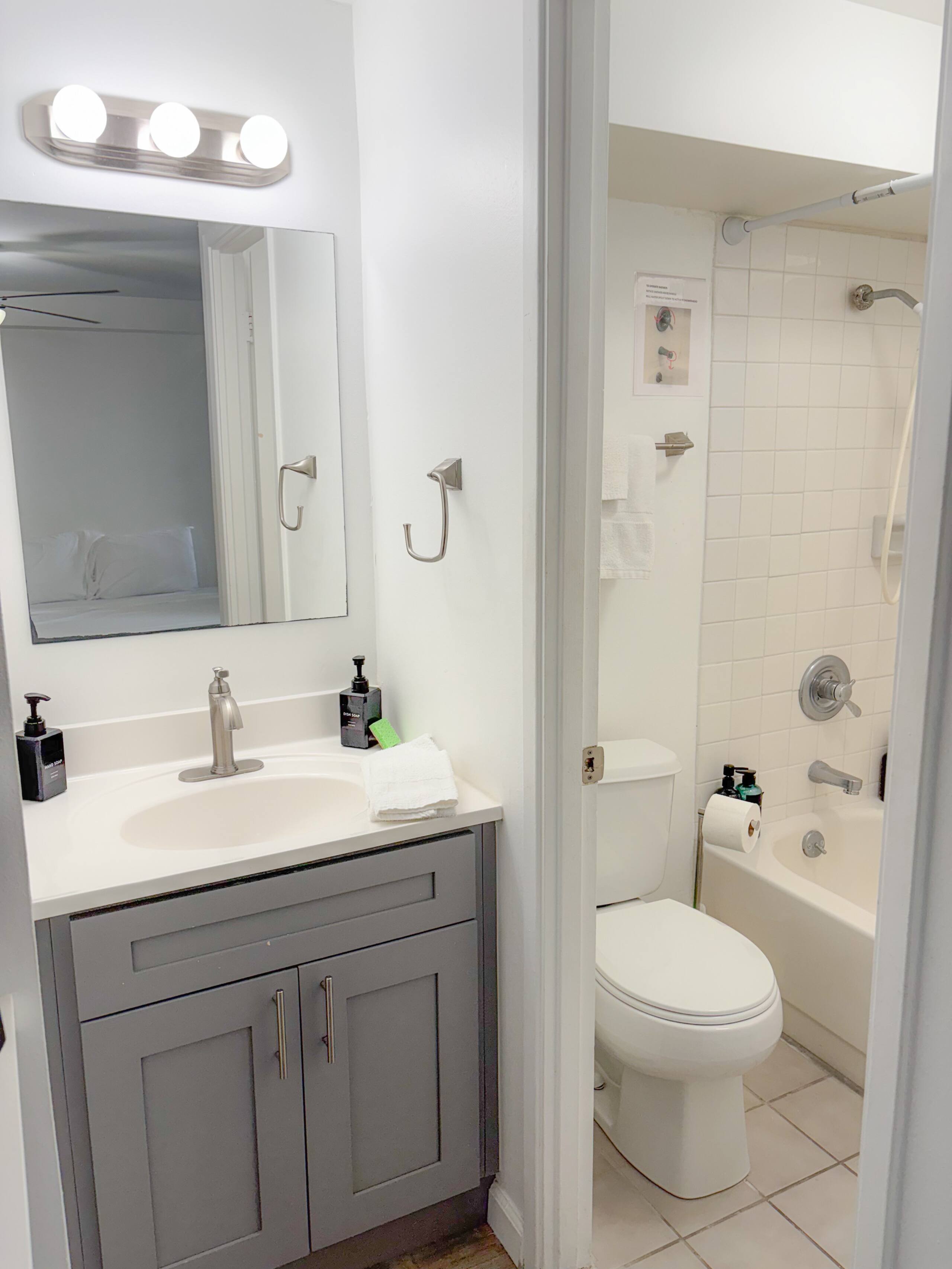 Condo in Honolulu · ★4.62 · Studio · 1 bed · 1 private bath - Image 7