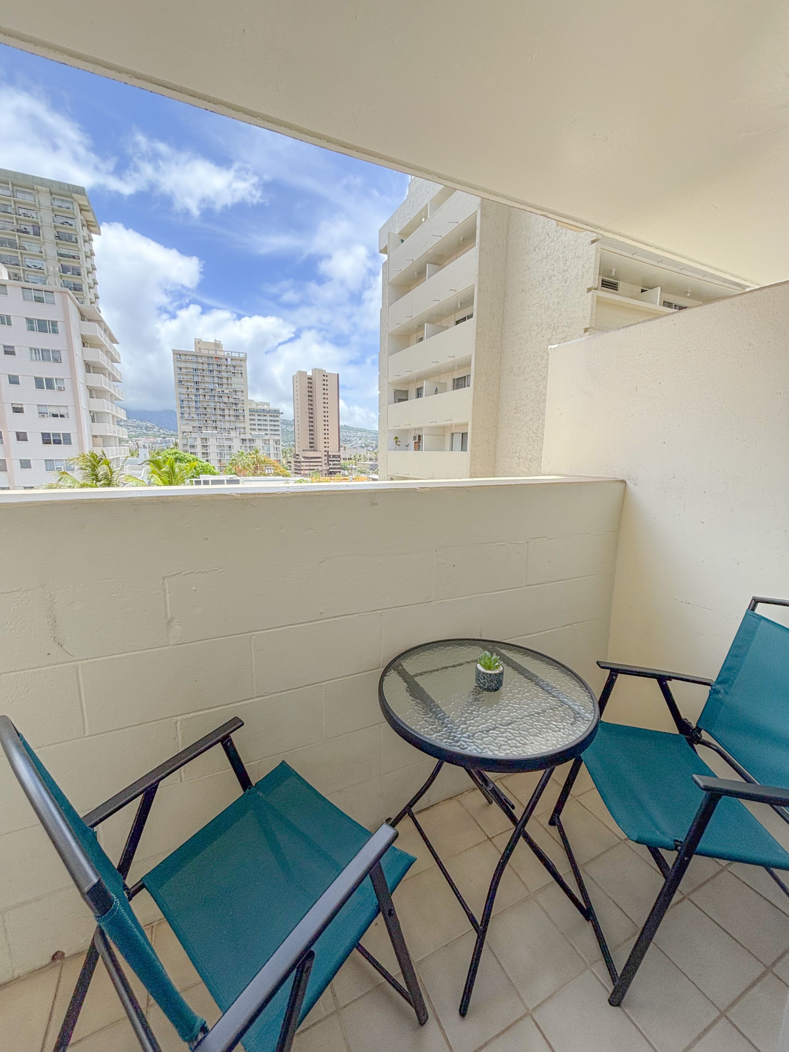 Condo in Honolulu · ★4.62 · Studio · 1 bed · 1 private bath - Image 10