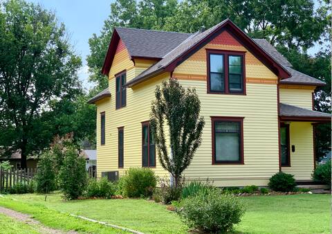 Spacious, pet-friendly, near downtown, 1890s home
