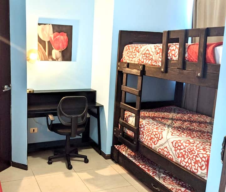 Chambre 3 avec lit superposé et espace de travail dédié