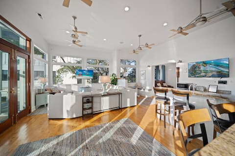 Top performing Airbnb: Renovated luxury home - 10 minutes Folly/downtown in Folly Beach