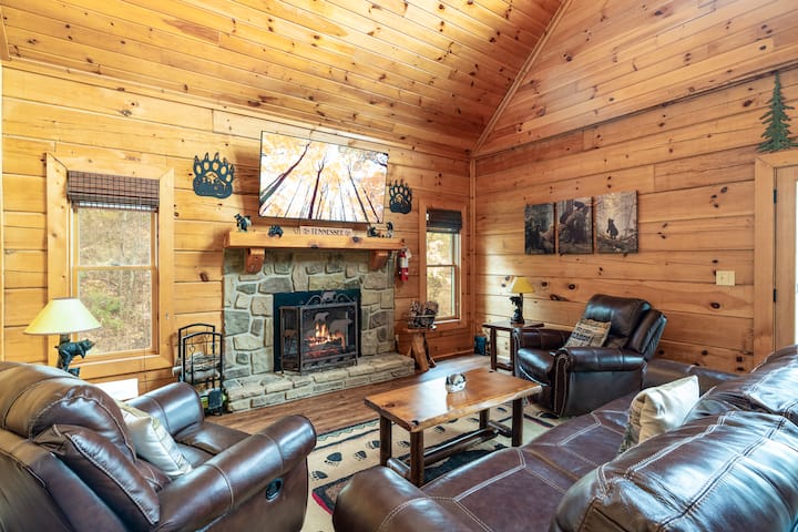 استرخ في غرفة المعيشة المريحة مع أريكة قابلة للسحب ومقاعد بظهر متحرك. استمتع بموقد حرق الخشب أثناء مشاهدة المباراة على التلفزيون الضخم