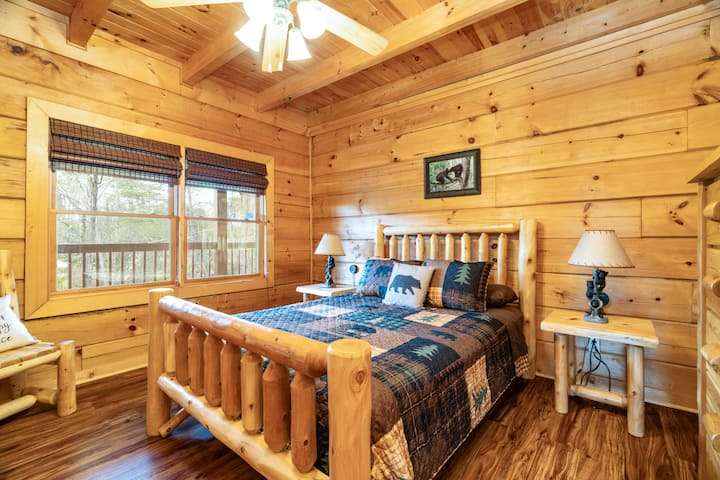 غرفة نوم ثانية كبيرة مع سرير بحجم كوين وتلفزيون بث وحمام ملحق 